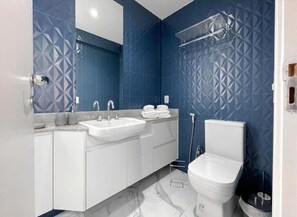 Shower, hair dryer, towels, soap - Maximus Luxury in Nyc Berrini (São Paulo)