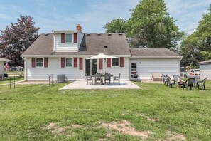 Exterior - Prime Lambeau Location -Walkable & Close to It All (Green Bay)