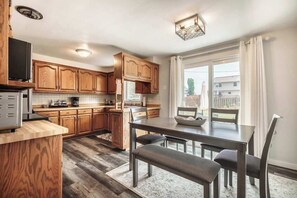 Dining - Prime Lambeau Location -Walkable & Close to It All (Green Bay)