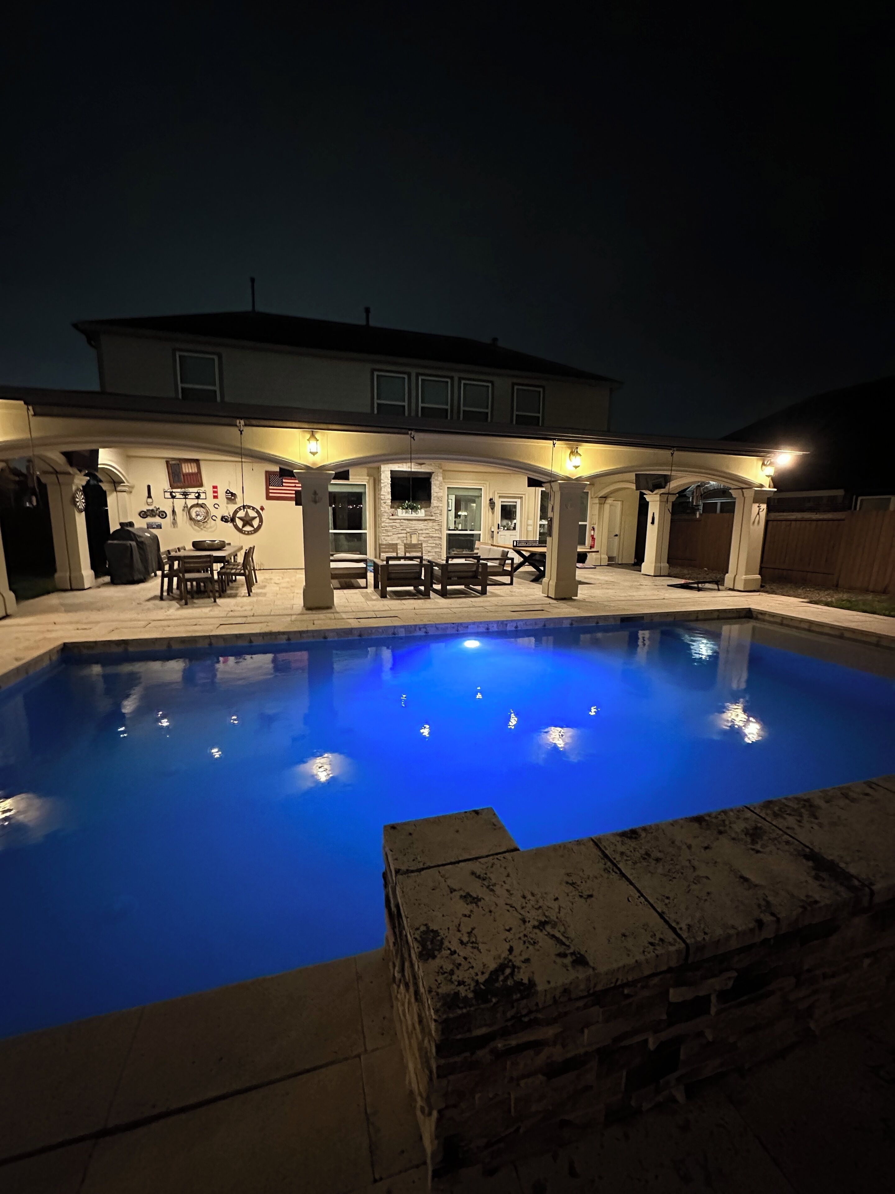 Utomhuspool och uppvärmd pool