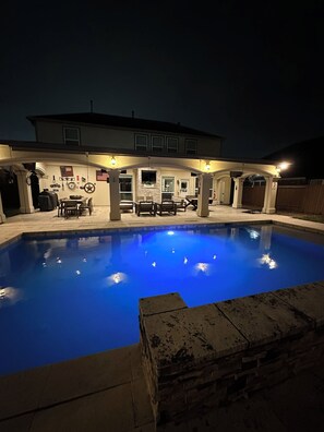 Utendørsbasseng og et oppvarmet basseng