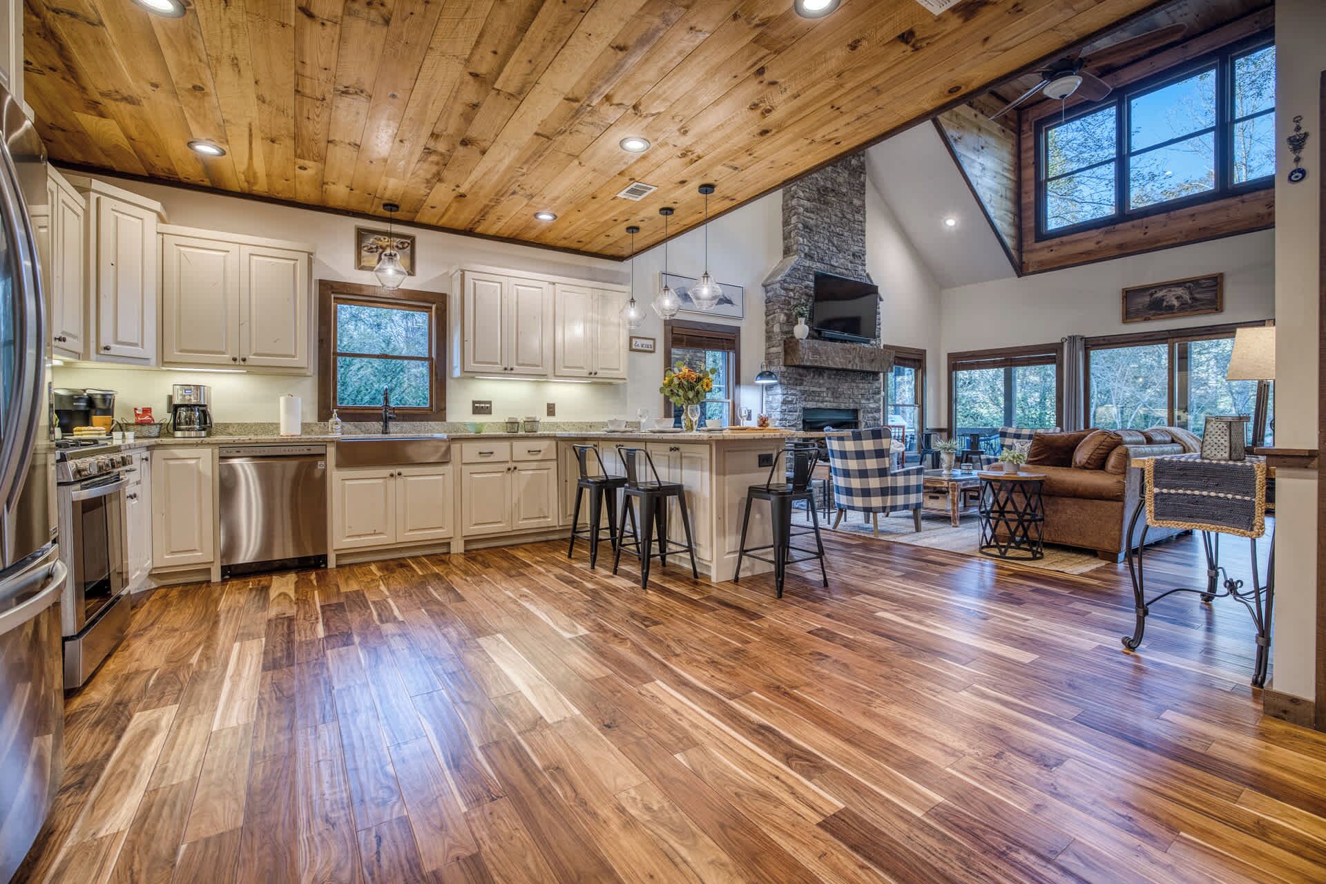 Jääkaappi, mikroaaltouuni, uuni, liesi