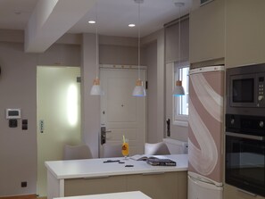 Jääkaappi, mikroaaltouuni, uuni, liesi