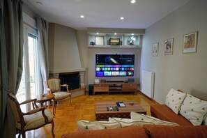 TV connectée, cheminée, baby-foot, livres