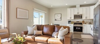 NEW Ivy Streat Retreat in Ephrata, Sleeps 10, EV Charger + Foosball + Air Hockey