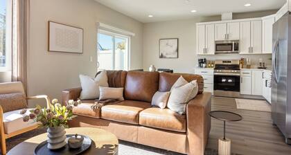 NEW Ivy Streat Retreat in Ephrata, Sleeps 10, EV Charger + Foosball + Air Hockey