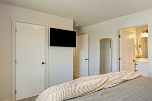 3 habitaciones, escritorio y tabla de planchar con plancha 