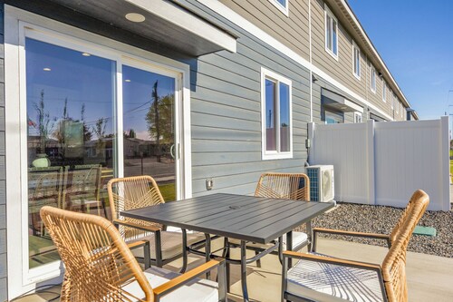 NEW Ivy Streat Retreat in Ephrata, Sleeps 10, EV Charger + Foosball + Air Hockey