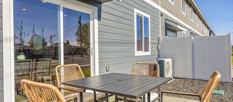 NEW Ivy Streat Retreat in Ephrata, Sleeps 10, EV Charger + Foosball + Air Hockey