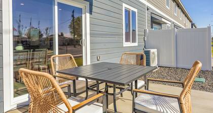NEW Ivy Streat Retreat in Ephrata, Sleeps 10, EV Charger + Foosball + Air Hockey