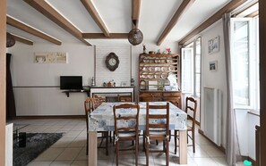 Dining - Holiday Home "La Maison des Ormeaux" with Private Terrace and Wi-Fi (Ars-en-Ré)