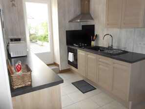 Private kitchen - Holiday Home "La Maison des Ormeaux" with Private Terrace and Wi-Fi (Ars-en-Ré)
