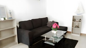 Living area - Holiday Home "La Maison des Ormeaux" with Private Terrace and Wi-Fi (Ars-en-Ré)