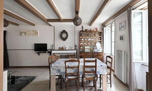 Dining - Holiday Home "La Maison des Ormeaux" with Private Terrace and Wi-Fi (Ars-en-Ré)