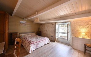 Room - Holiday Home "La Maison des Ormeaux" with Private Terrace and Wi-Fi (Ars-en-Ré)