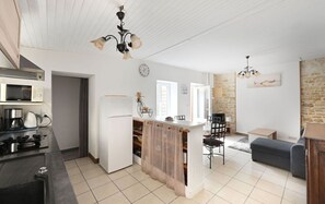 Private kitchen - Holiday Home “La Venelle des Ormeaux” with Private Terrace and Wi-Fi (Ars-en-Ré)