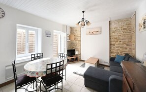Interior - Holiday Home “La Venelle des Ormeaux” with Private Terrace and Wi-Fi (Ars-en-Ré)