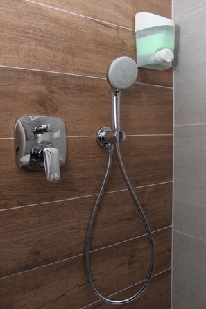 Apartment, 4 Bedrooms, Non Smoking | Bathroom