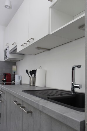 Apartment, 4 Bedrooms, Non Smoking | Private kitchen