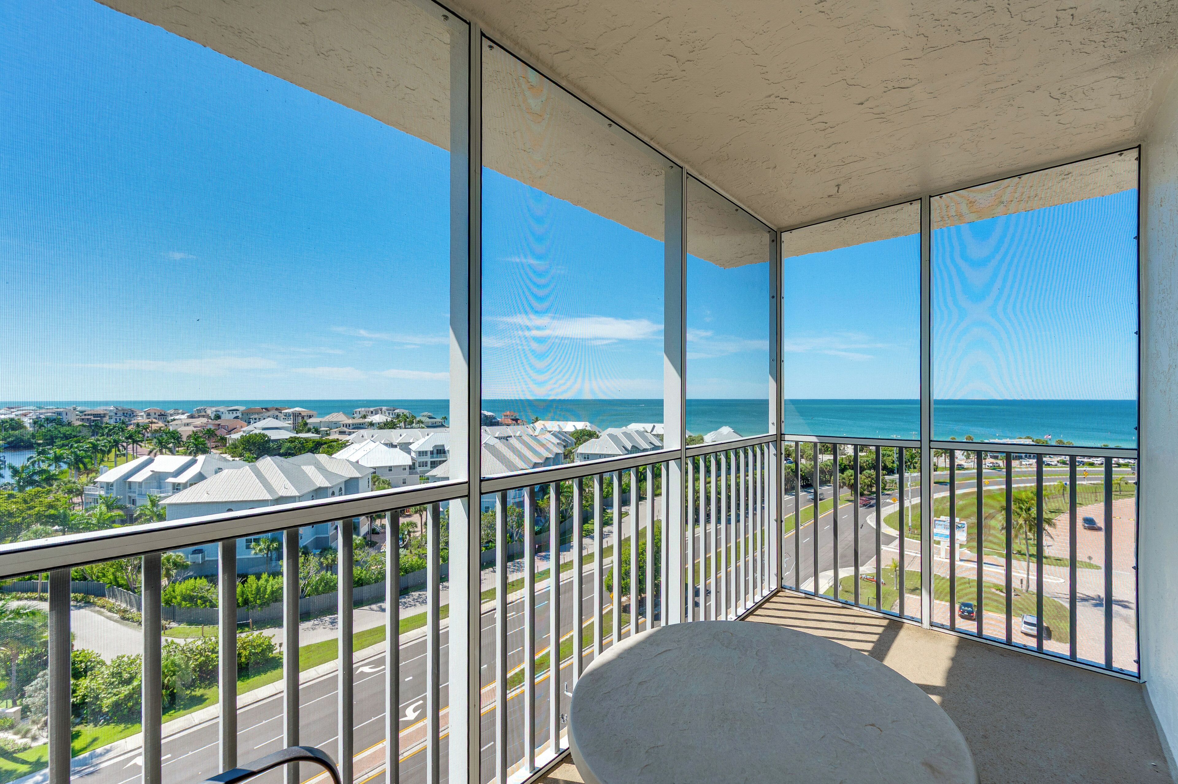 Un balcone con vista sull'oceano e su una zona residenziale.