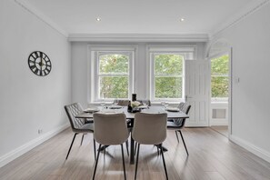 Leilighet – superior | Oppholdsområde | En 34-centimeters smart-TV med digitale kanaler samt Netflix og Hulu