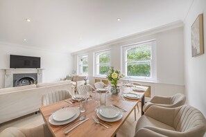 Deluxe Apartment | In-room dining