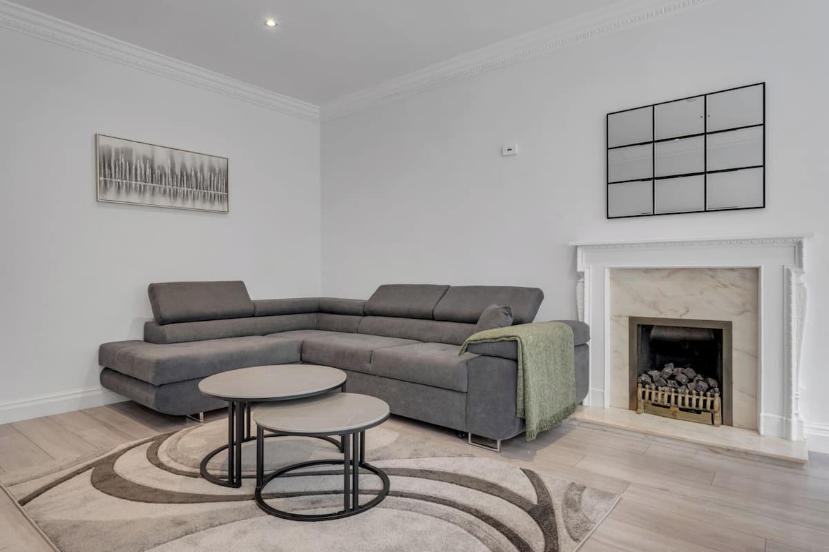 高级公寓 | 起居区 | 34-厘米智能电视(配备数码频道)、Netflix、Hulu