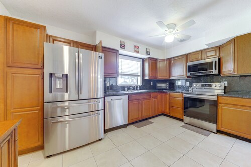 Walk to The Cove! Central Deerfield Beach Home