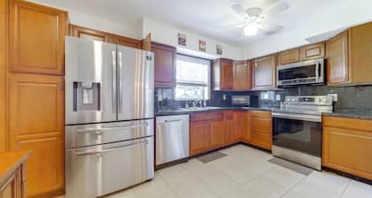 Walk to The Cove! Central Deerfield Beach Home