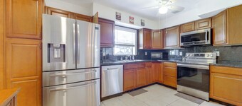 Walk to The Cove! Central Deerfield Beach Home