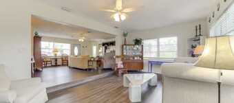 Walk to The Cove! Central Deerfield Beach Home