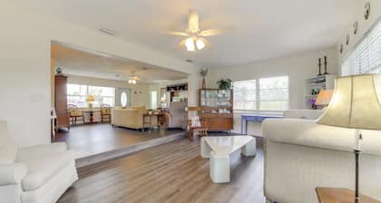 Walk to The Cove! Central Deerfield Beach Home