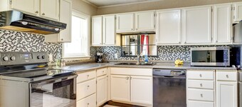 2 Mi to Fort Sill: Quiet Family Retreat w/ Yard