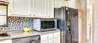 2 Mi to Fort Sill: Quiet Family Retreat w/ Yard