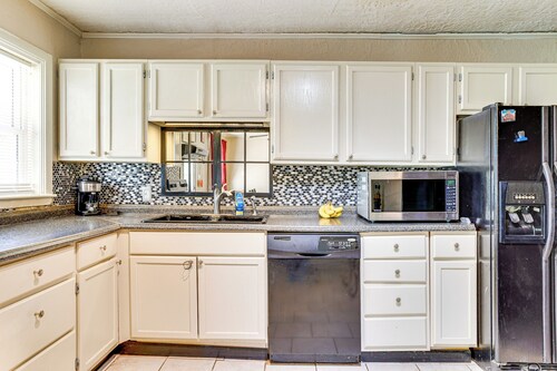 2 Mi to Fort Sill: Quiet Family Retreat w/ Yard