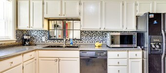 2 Mi to Fort Sill: Quiet Family Retreat w/ Yard