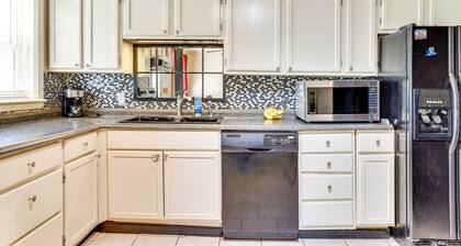 2 Mi to Fort Sill: Quiet Family Retreat w/ Yard