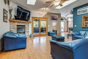 Interior - Stars & Sunsets! Door Peninsula Retreat w/ Deck (Egg Harbor)