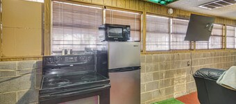 Convenient Studio w/ Private Bar in Odessa