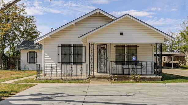 A single-story house with a gabled roof, a front porch with a railing, and a small front yard. - Convenient Studio w/ Private Bar in Odessa (Odessa)