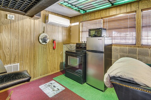 Convenient Studio w/ Private Bar in Odessa