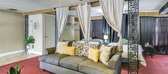 Convenient Studio w/ Private Bar in Odessa