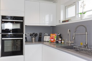 Dishwasher, cookware/dishes/utensils - Dahlia (Redruth)