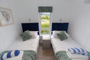 4 bedrooms, individually decorated, individually furnished, free WiFi - Dahlia (Redruth)