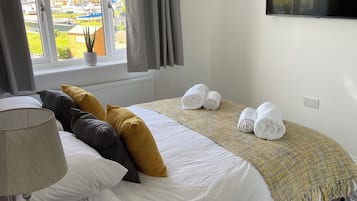 3 habitaciones, tabla de planchar con plancha, wifi y ropa de cama