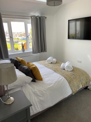 3 chambres, fer et planche à repasser, Wi-Fi, draps fournis