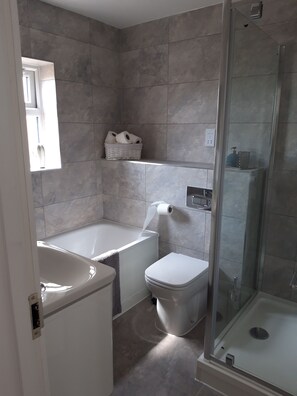 Douche, serviettes fournies, savon, papier de toilette
