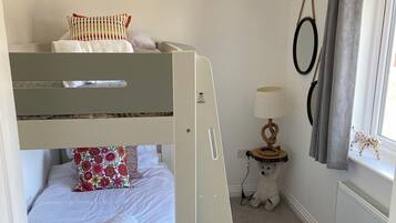 3 habitaciones, tabla de planchar con plancha, wifi y ropa de cama