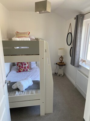 3 habitaciones, tabla de planchar con plancha, wifi y ropa de cama 