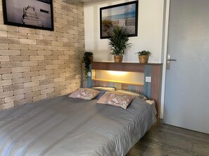 Tabla de planchar con plancha, wifi y ropa de cama